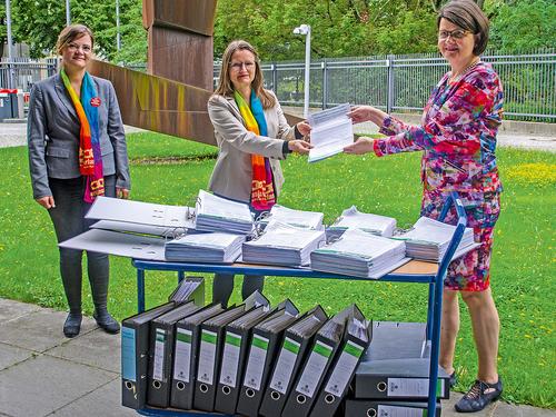 Kirstina Rehbein (erlassjahr.de) und Mona Kuntze (WGT e.V.) übergeben über 120.000 Unterschriften an Dr. Maria Flachsbarth (BMZ) Kirstina Rehbein und Mona Kuntze übergeben über 120.000 Unterschriften an Dr. Maria Flachsbarth