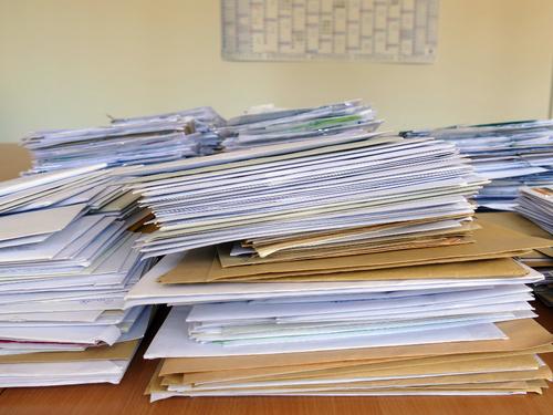 Stapelweise kommen Unterschriftenlisten in der Geschäftsstelle des Weltgebetstags an (Foto: Weltgebetstag e. V.). Auf dem Bild stapeln sich Briefumschläge, in denen Unterschriftenlisten sind.