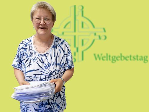 Irene Tokarski freut sich über 100.000 Unterschriften (Foto: Weltgebetstag e. V.). Zu sehen ist Irene Tokarski, die Geschäftsführung des Weltgebetstags, im Hintergrund ist das Logo des Weltgebetstags zu sehen.