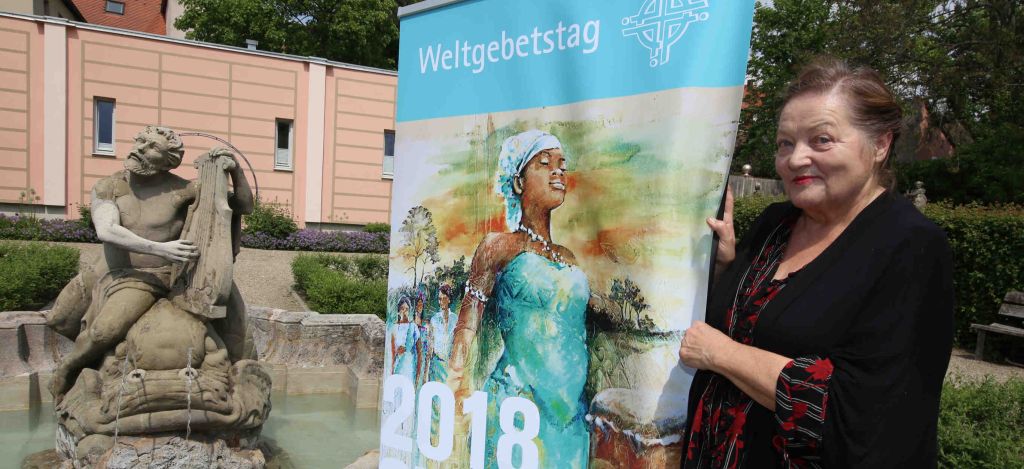 Marianne Sägebrecht in Nürnberg ©Udo Dreier Schauspielerin Marianne Sägebrecht neben dem Banner des Weltgebetstages
