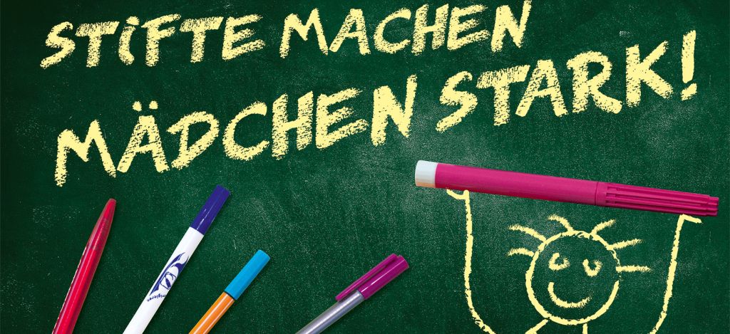 Stifte machen Mädchen stark! ©WGT e.V. Schriftzug auf grüner Tafel und herumliegende Stifte