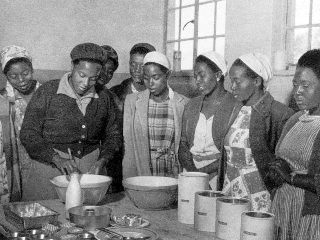 Im Jahr 1960 unterstützten die Kollekten zum Weltgebetstag u.a. die Frauen der Mütterschule in Mindolo (heutiges Sambia), © Archiv des Weltgebetstags in Stein schwarz-weiß Foto von kochenden Frauen