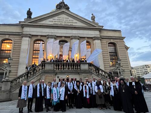 Vertreterinnen und Vertreter verschiedener Kirchen vor der französischen Friedrichstadtkirche in Berlin