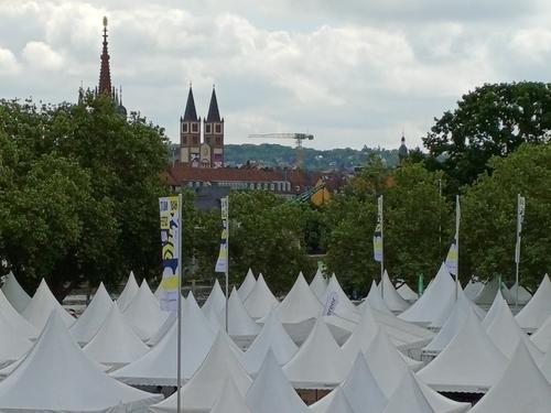 Kirchenmeile Katholikentag 2026 Zeltspitzen der Stände auf dem Katholikentag 2026, im Hintergrund Kirchtürme von Würzburg